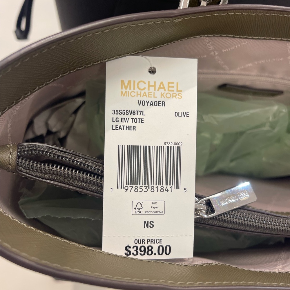 MICHAEL KORS Voyager Large Saffiano Leather EW Tote Shoulder Bag
Olive
NWT - Picture 6 of 16